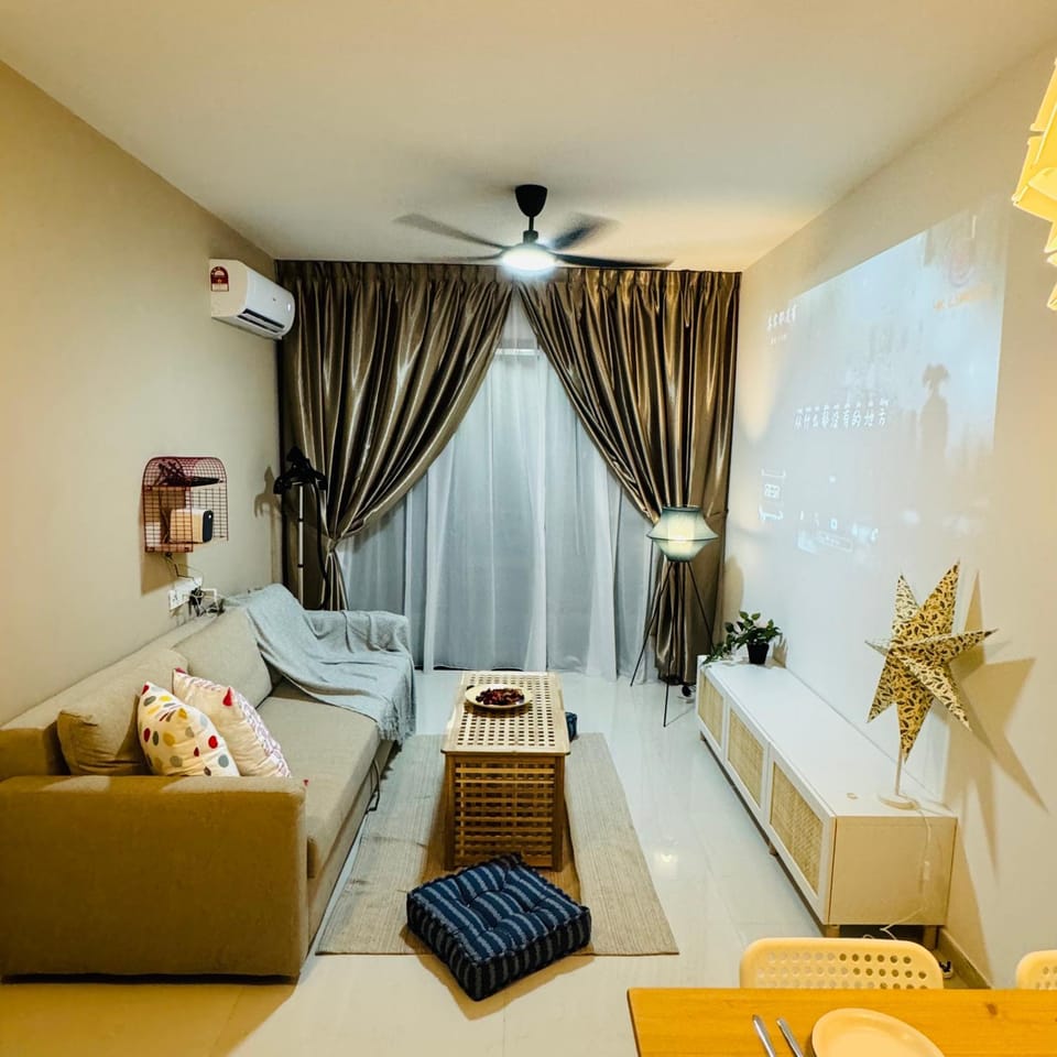 Bed, TV and multimedia, Living room, Photo of the whole room, Seating area