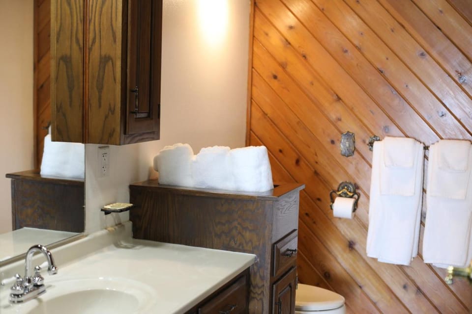 Bridge Inn Tomahawk - Suite 201, Kitchen, Hot Tub, Fireplace, Balcony, River View Bed and Breakfast in Wisconsin