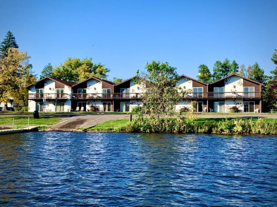 Bridge Inn Tomahawk - Suite 201, Kitchen, Hot Tub, Fireplace, Balcony, River View Bed and Breakfast in Wisconsin
