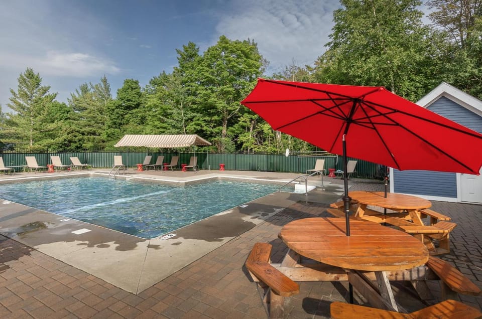 BaseLoj - Pool, Firepit, Bike to Mountain! Apartment in Mendon