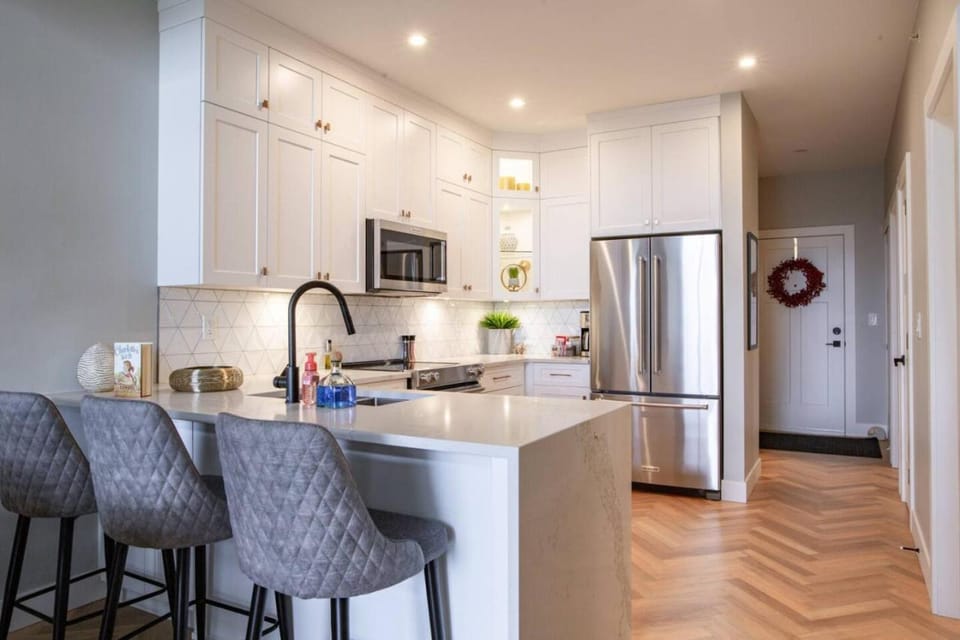Brand New Penthouse with Lake and Mtn Views House in Harrison Hot Springs