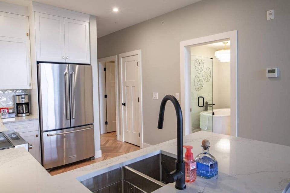 Brand New Penthouse with Lake and Mtn Views House in Harrison Hot Springs