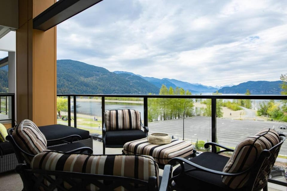 Brand New Penthouse with Lake and Mtn Views House in Harrison Hot Springs