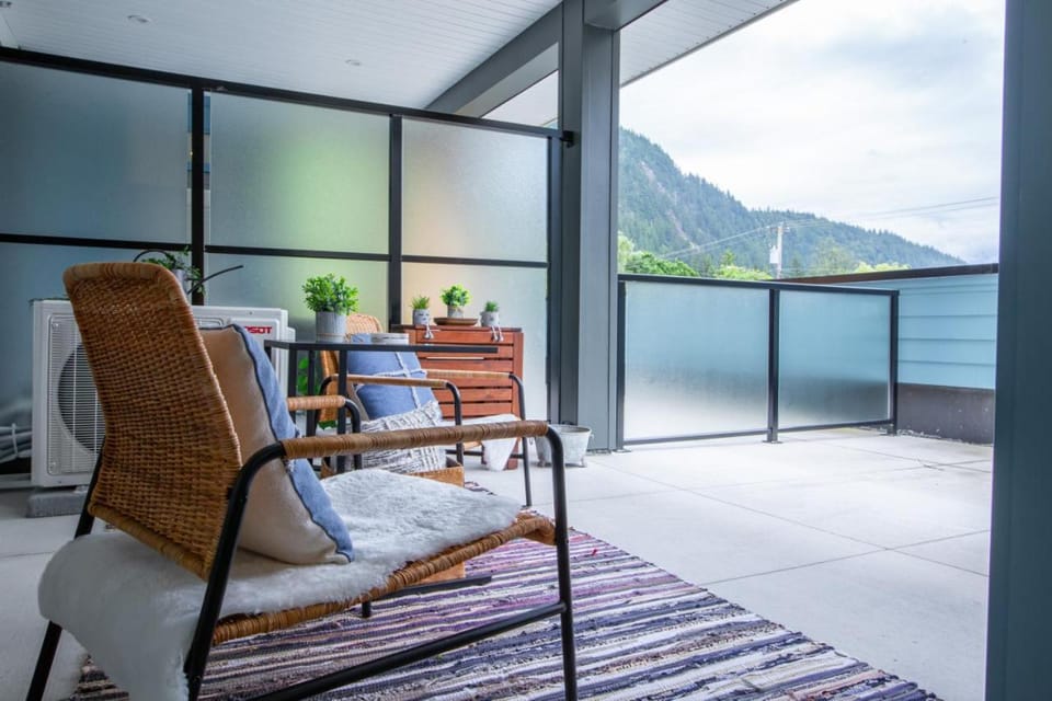 New 1 Bed Condo with Mtn Views House in Harrison Hot Springs