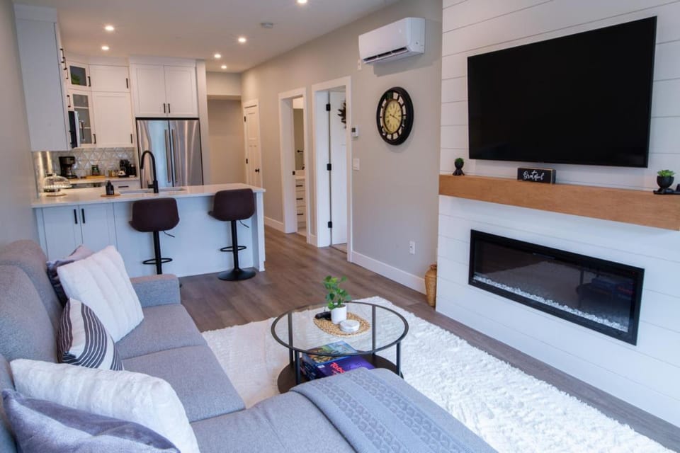 New 1 Bed Condo with Mtn Views House in Harrison Hot Springs