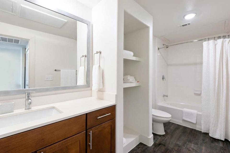 Landing at The Monroe - 2 Bedrooms in Montopolis Apartment in Montopolis