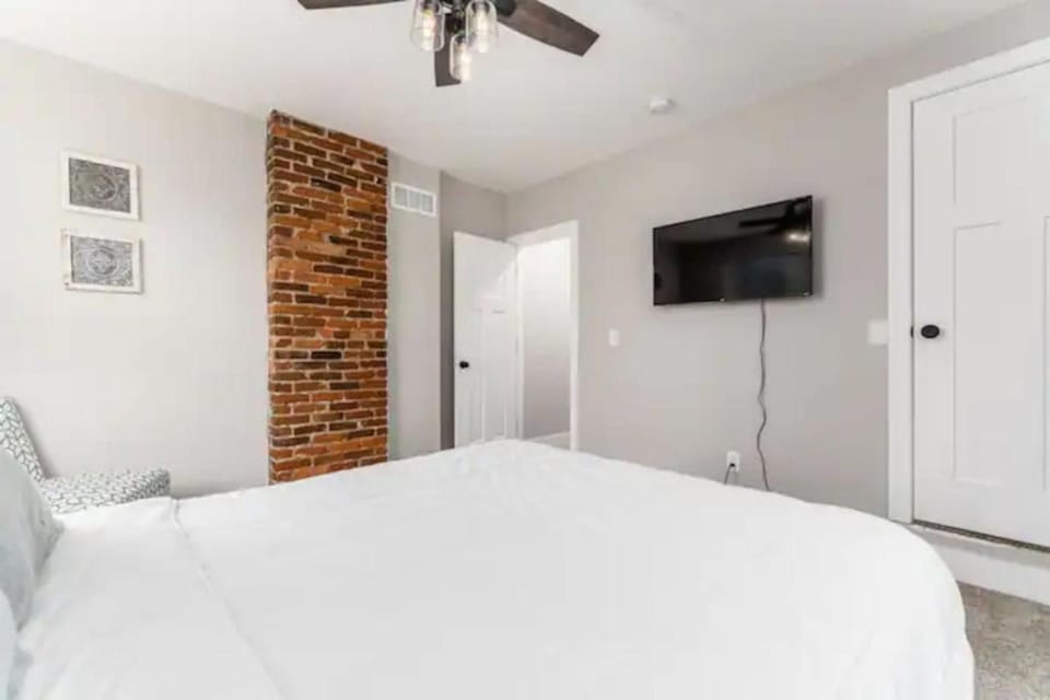 2 homes side by side downtown with fenced yard and hot tub House in Ohio