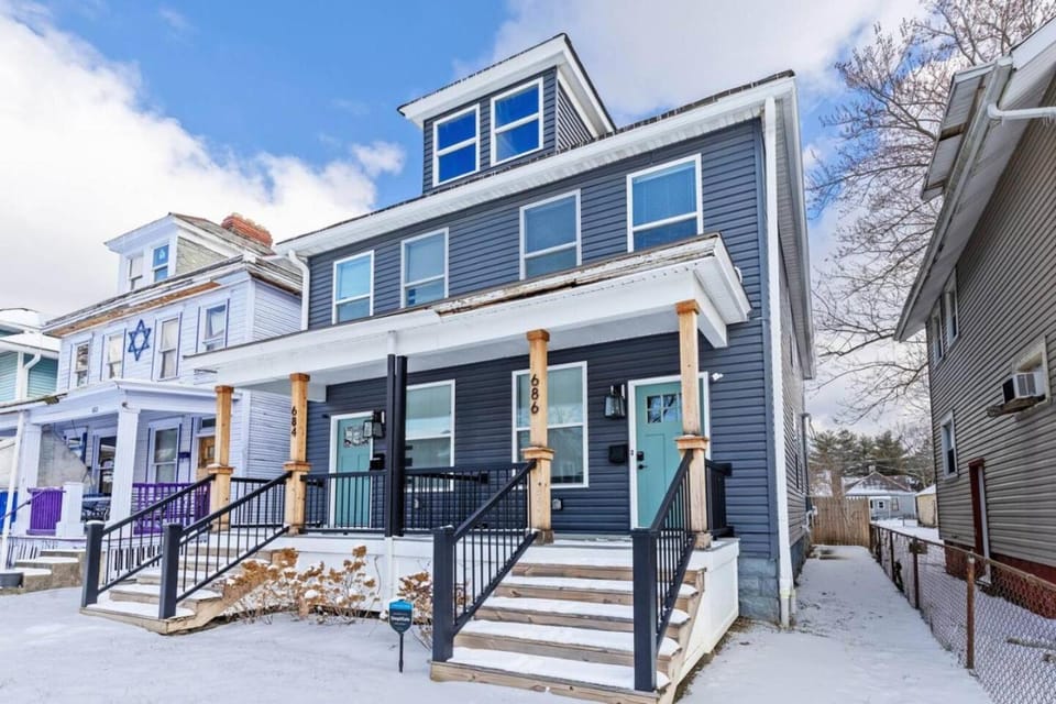 Massive home downtown with Hot Tub House in Ohio