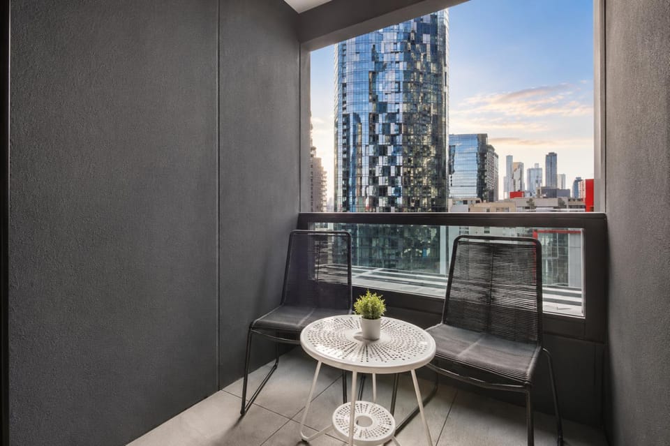 Stature 2BR Level 14 - Pool, Gym, Balcony & Views Apartment in Southbank