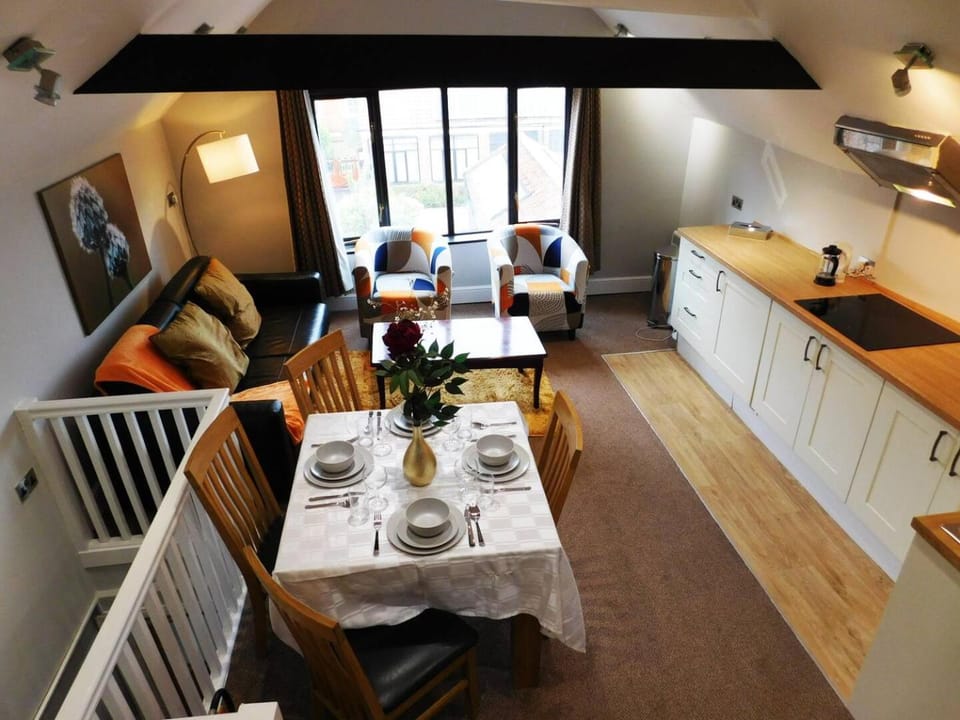 Dining area, kitchen