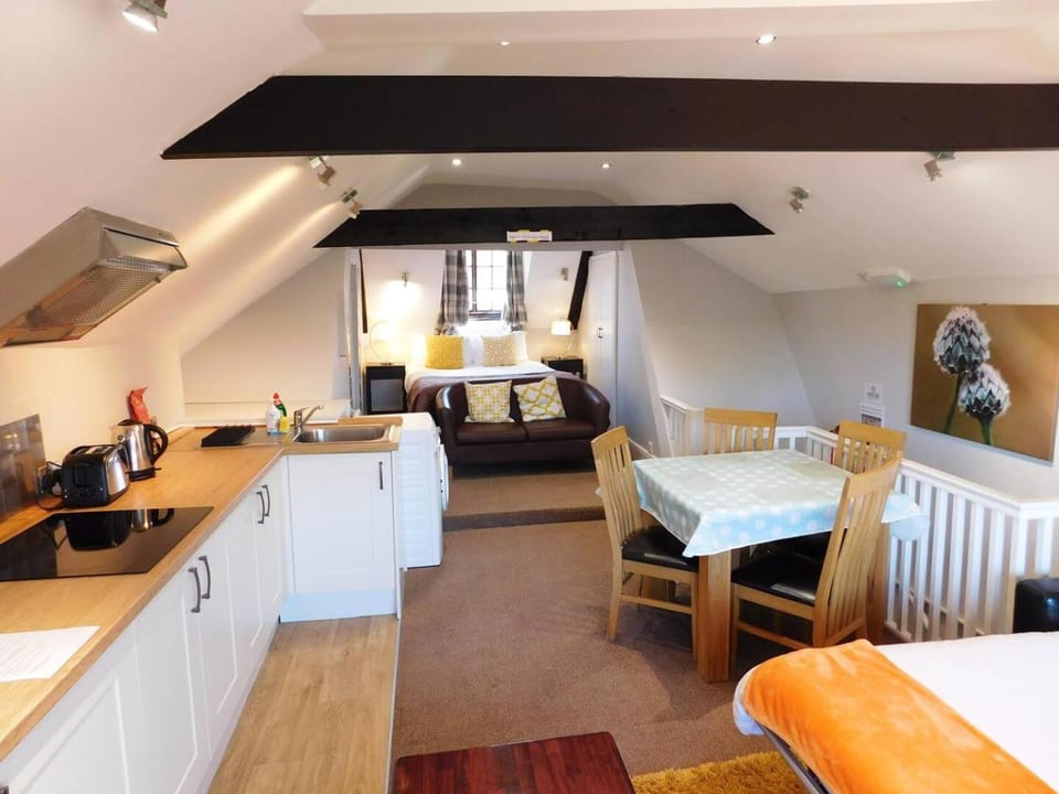 Bed, Dining area, kitchen