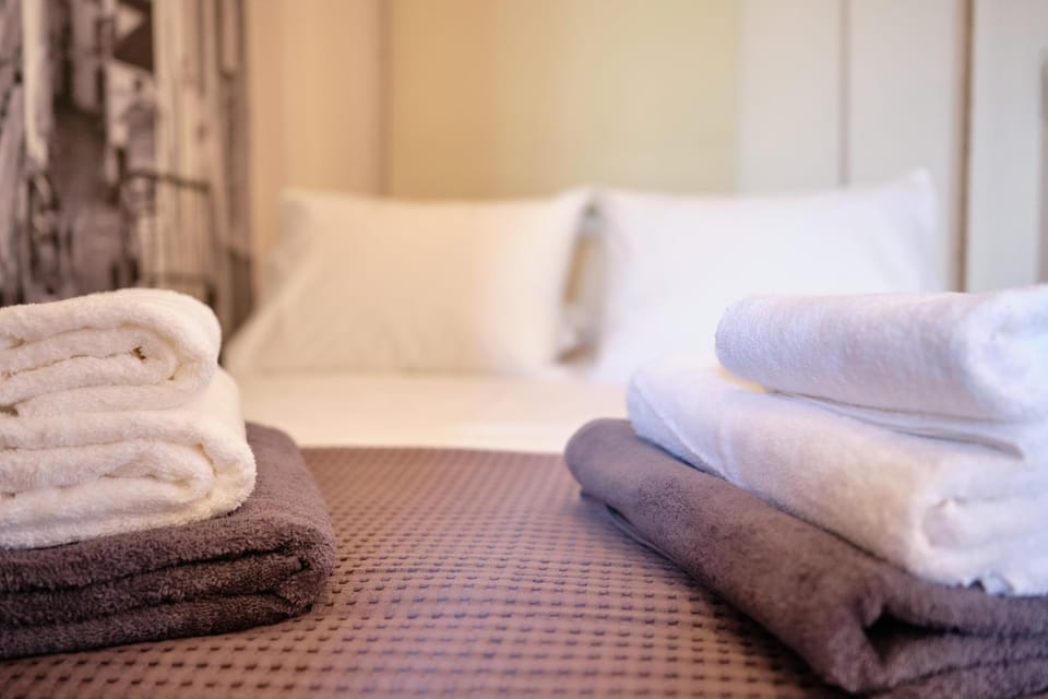 Bed, Bedroom, towels