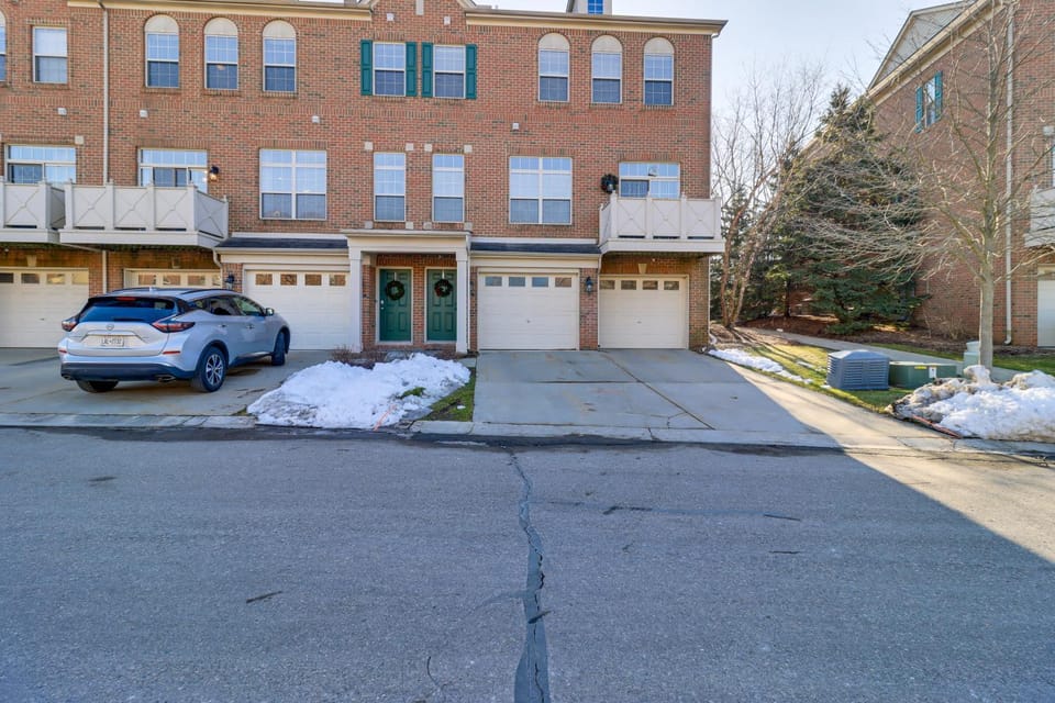 25 Mi to Detroit: Townhome w/ Smart TV! House in Lake Erie