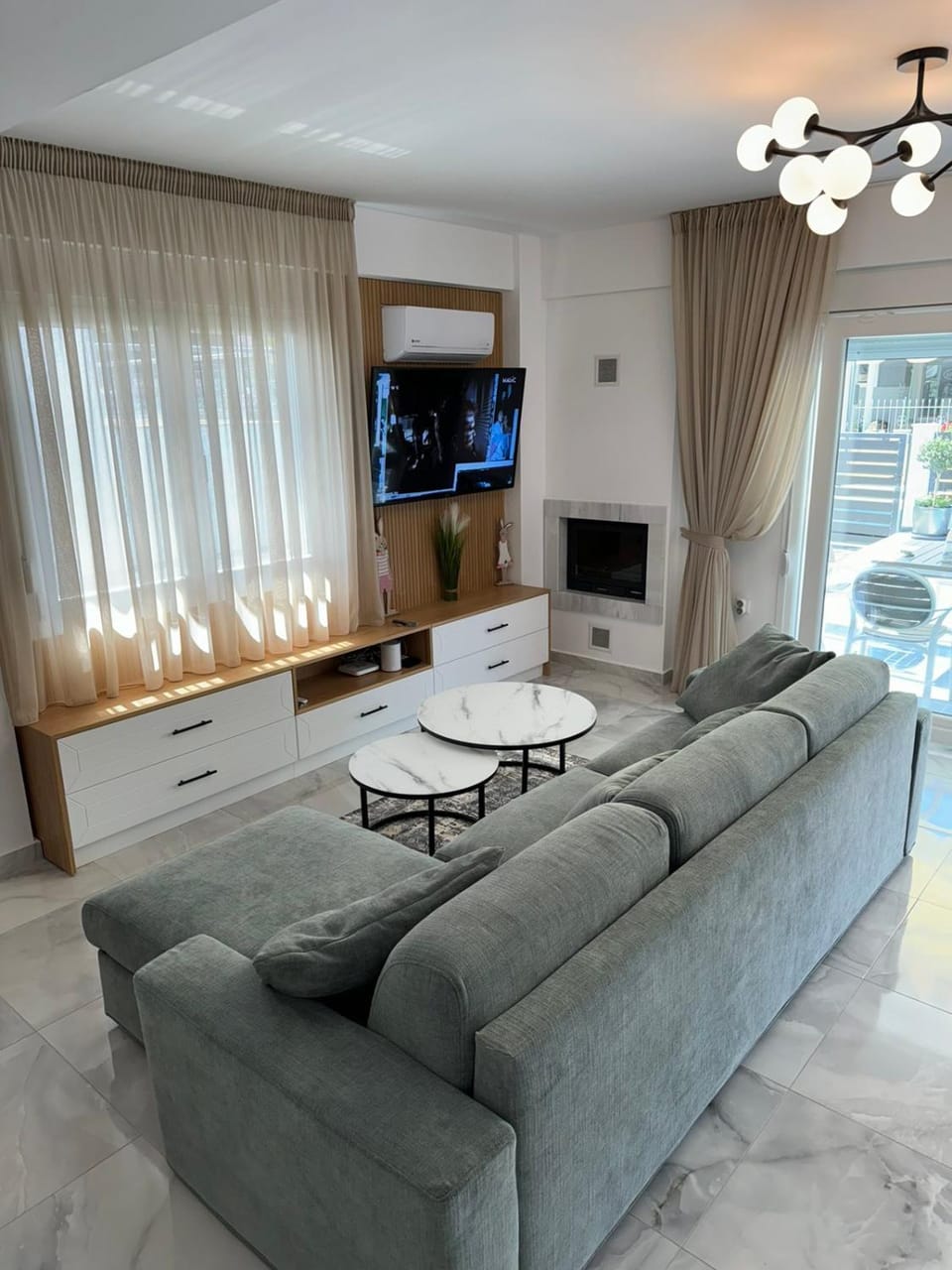 TV and multimedia, Living room, Seating area, Evening entertainment, air conditioner