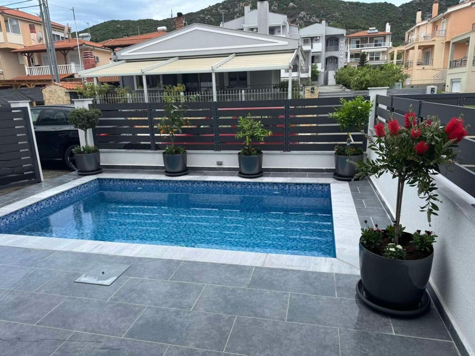 Property building, Day, Mountain view, Pool view, Swimming pool