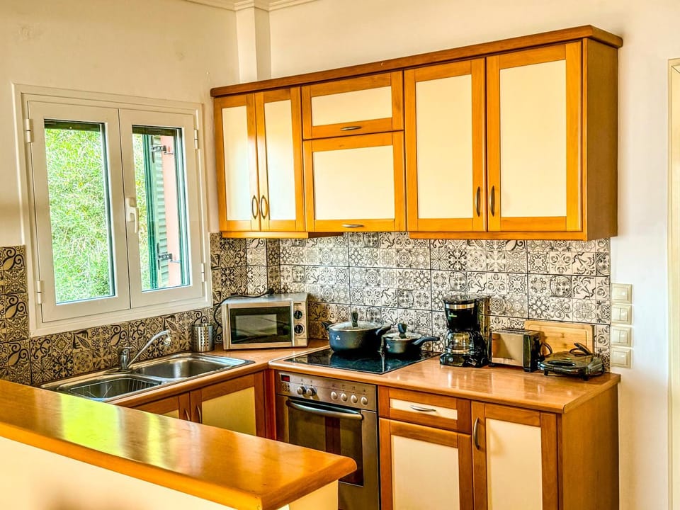Coffee/tea facilities, Kitchen or kitchenette, oven, stove, toaster