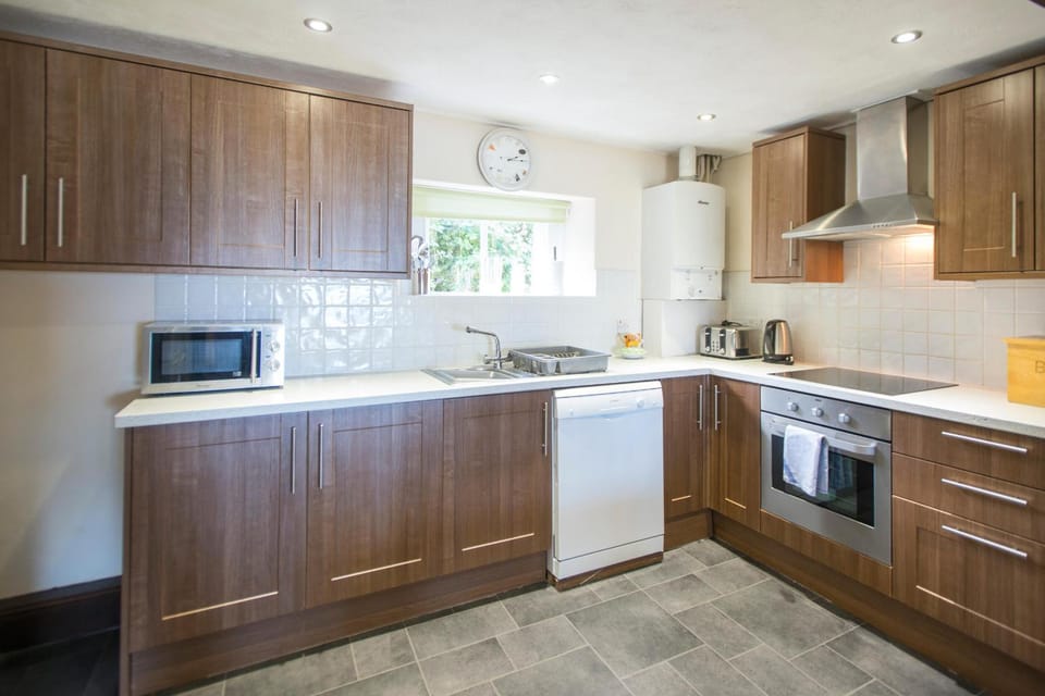 Coffee/tea facilities, Kitchen or kitchenette, dishwasher, oven, stove, toaster