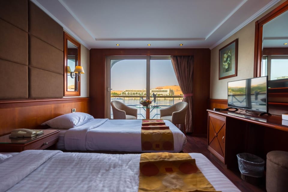 Bed, TV and multimedia, Photo of the whole room, River view