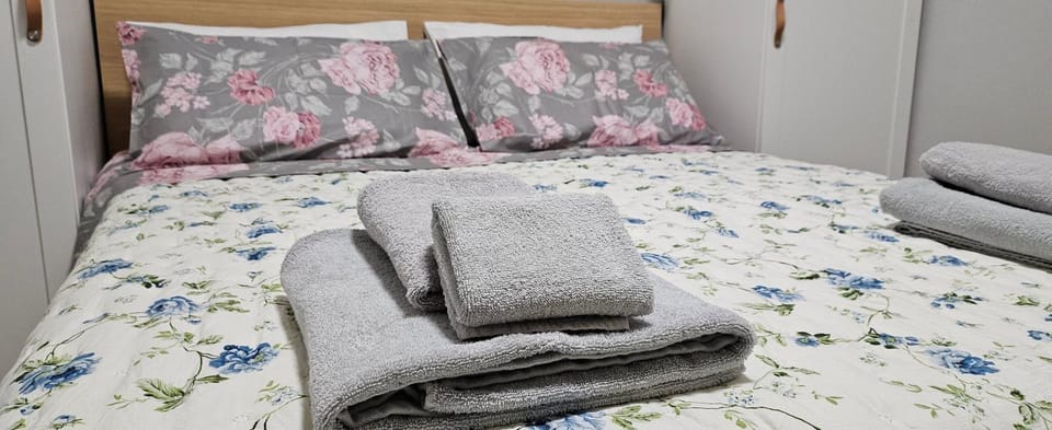 Bed, Bedroom, towels