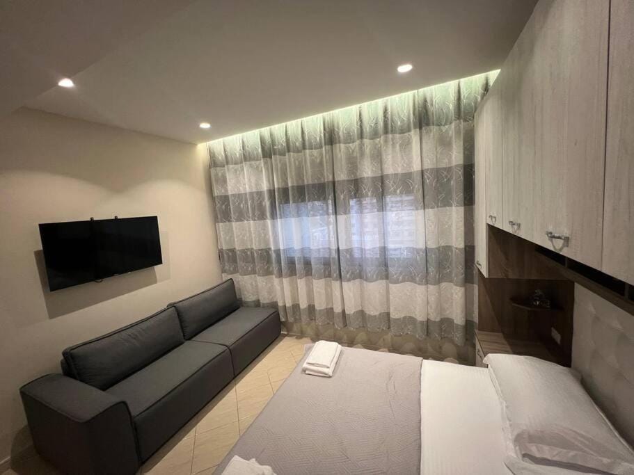 Bed, TV and multimedia, Bedroom