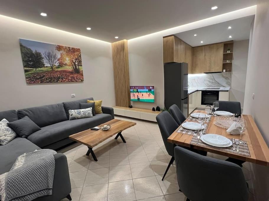TV and multimedia, Kitchen or kitchenette, Living room, Seating area, Dining area