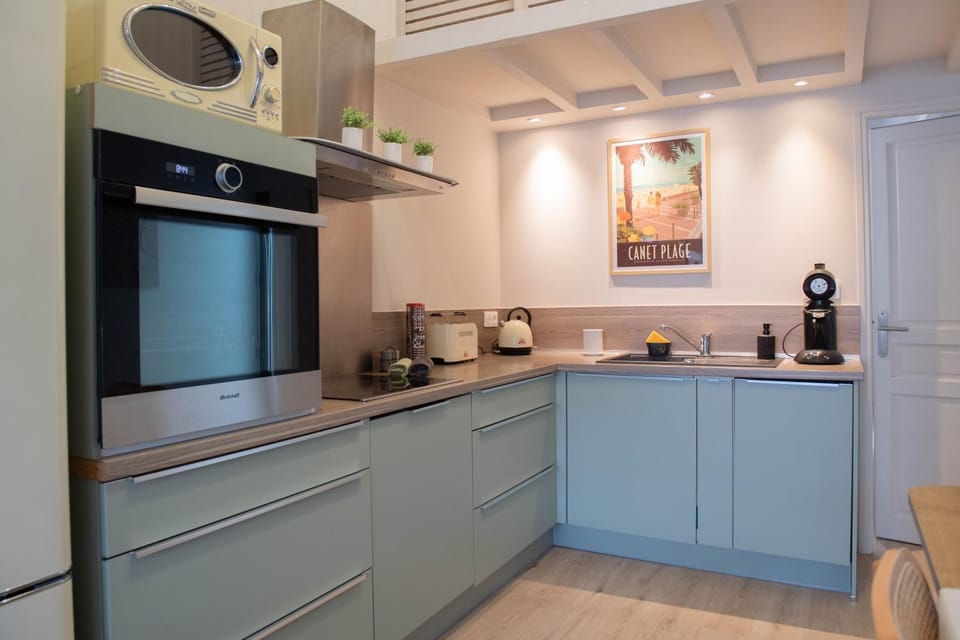 Coffee/tea facilities, oven, kitchen
