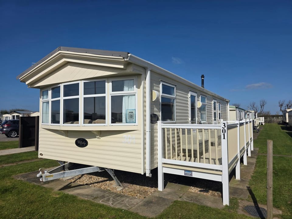 Caravan Sleeps 6 With Game Console Chalet in Chapel Saint Leonards