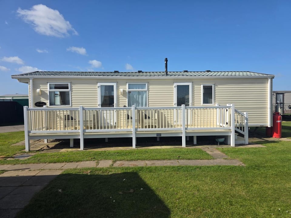Caravan Sleeps 6 With Game Console Chalet in Chapel Saint Leonards