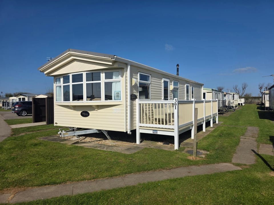 Caravan Sleeps 6 With Game Console Chalet in Chapel Saint Leonards