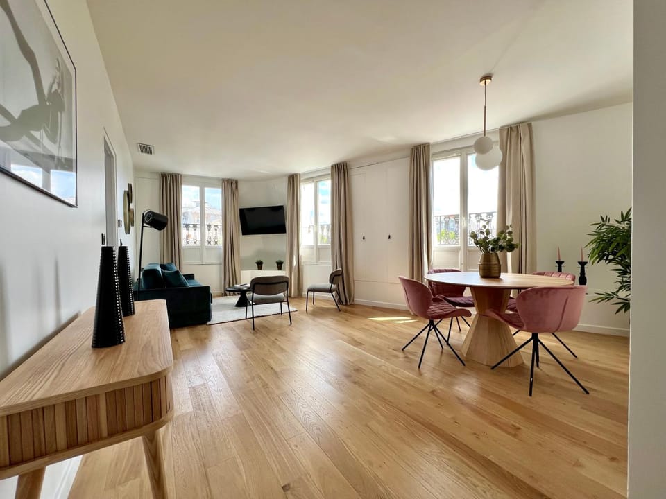 TV and multimedia, Kitchen or kitchenette, Living room, Seating area, Dining area