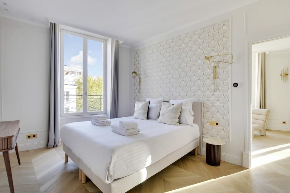 Bed, Photo of the whole room, Seating area, Bedroom