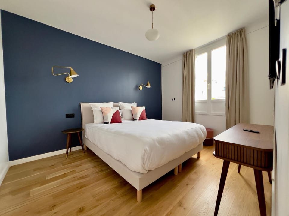 Bed, TV and multimedia, Photo of the whole room, Bedroom