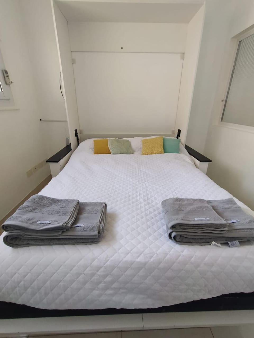 Photo of the whole room, towels