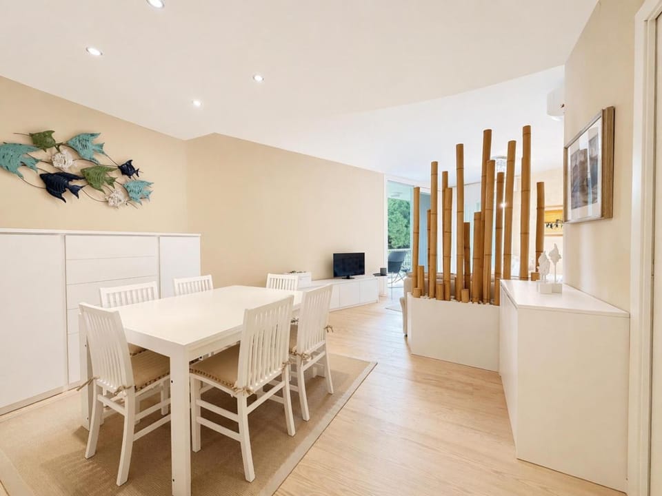 Living room, Seating area, Lunch