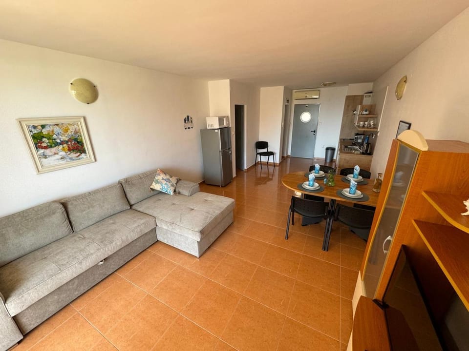 Kitchen or kitchenette, Living room, Seating area, Dining area