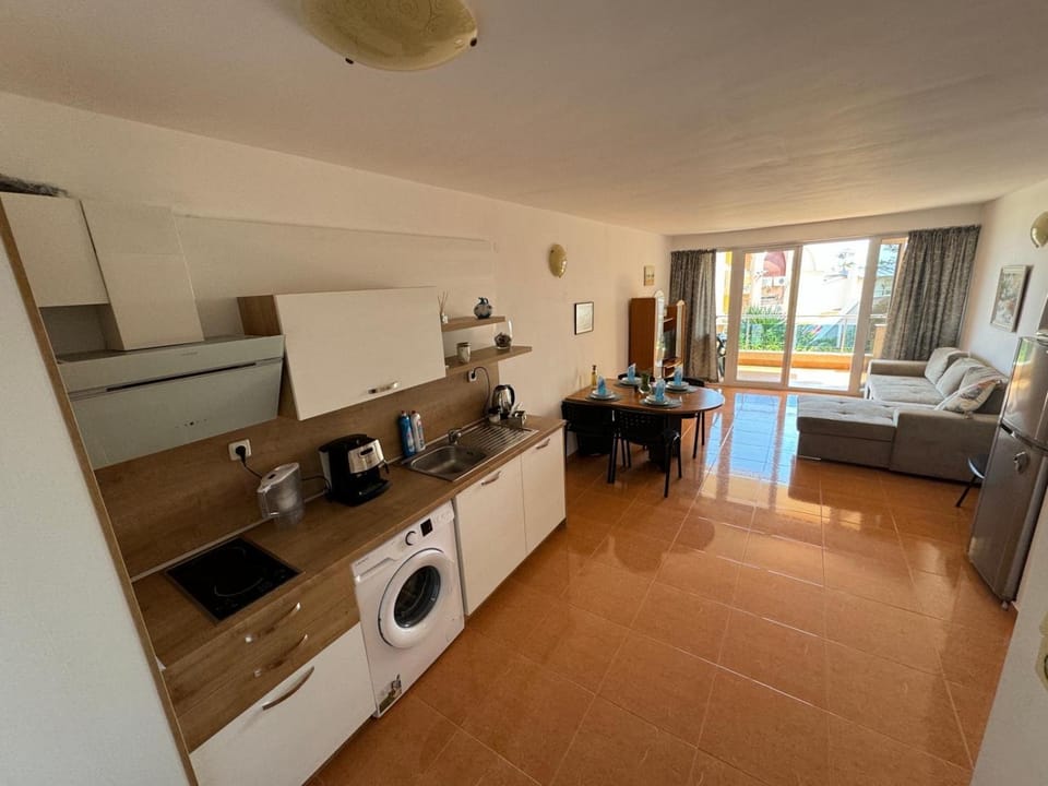 Coffee/tea facilities, Kitchen or kitchenette, stove, washing machine
