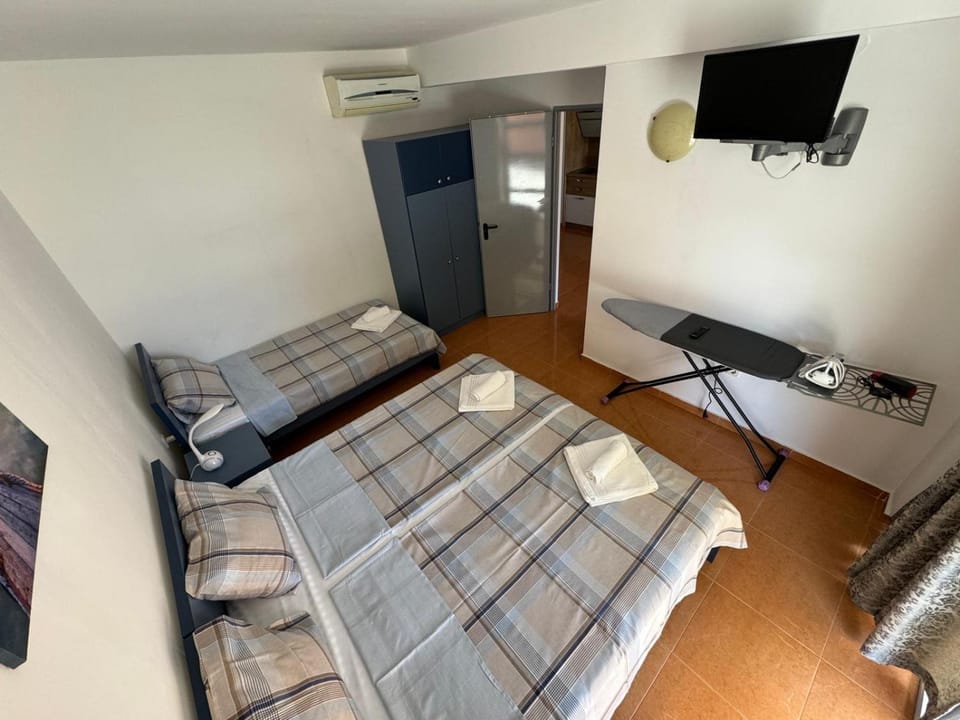 Bed, Photo of the whole room, Seating area, Bedroom, towels, air conditioner