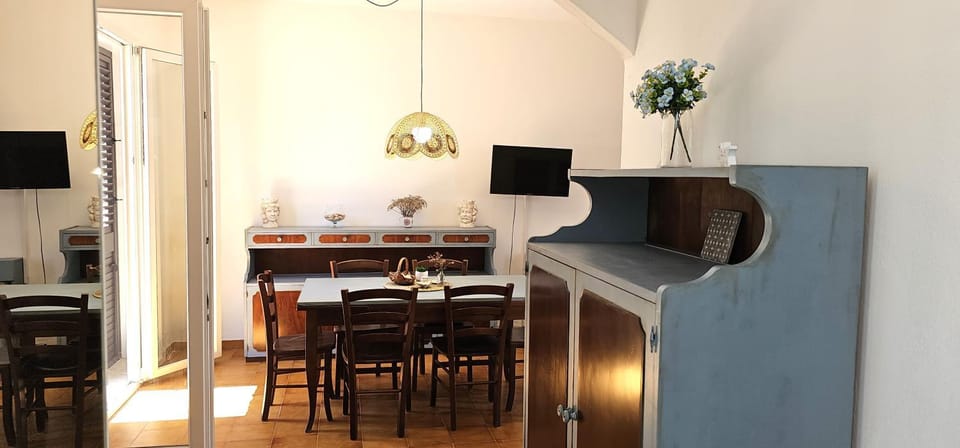 Communal lounge/ TV room, Lounge or bar, Seating area, Dining area