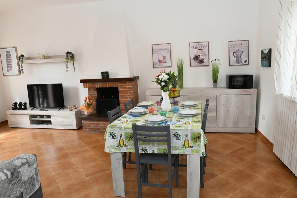 TV and multimedia, Living room, Seating area, Dining area