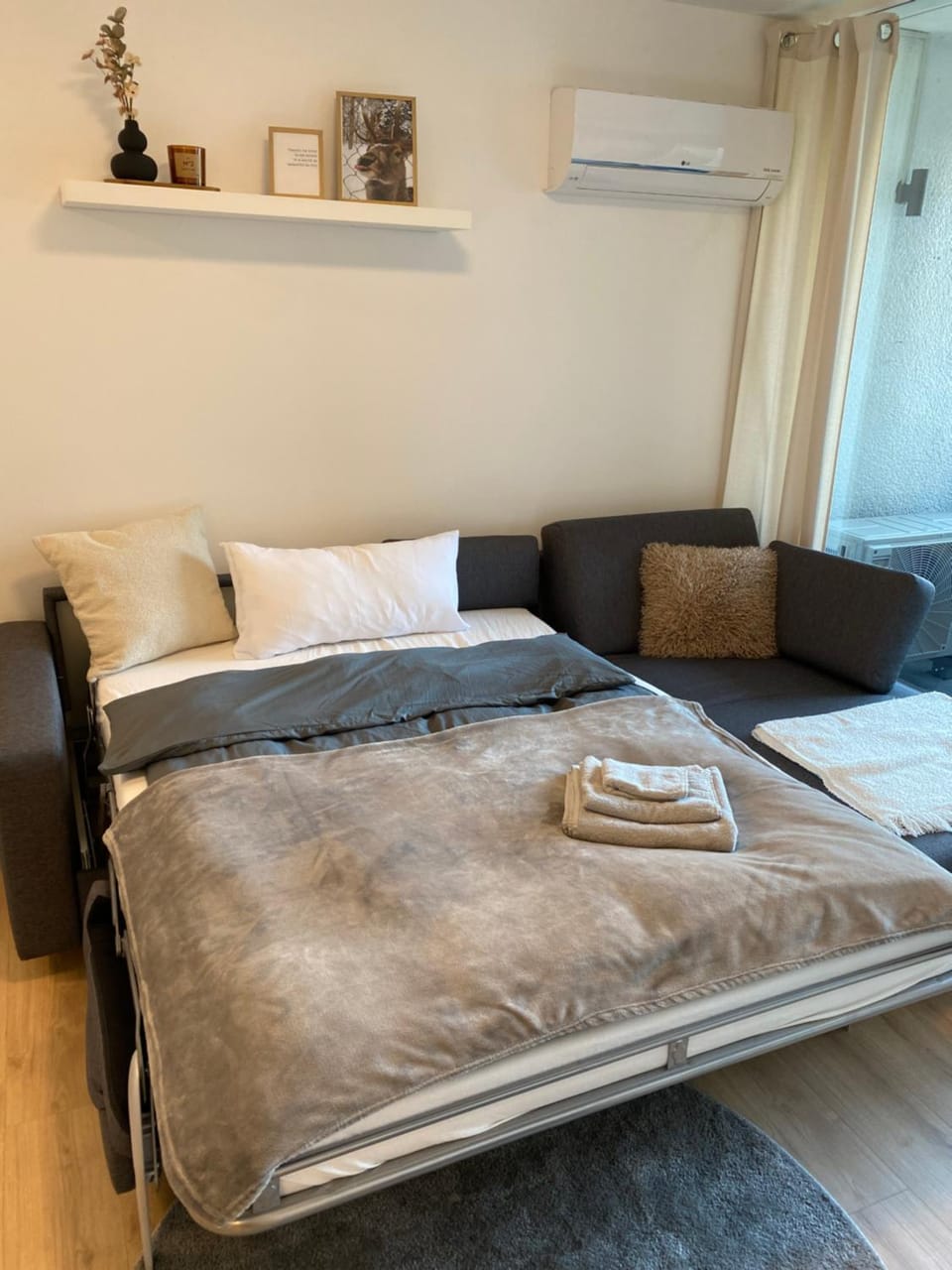 Bed, Living room