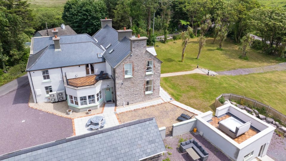 Property building, Patio, Hot Tub, Balcony/Terrace