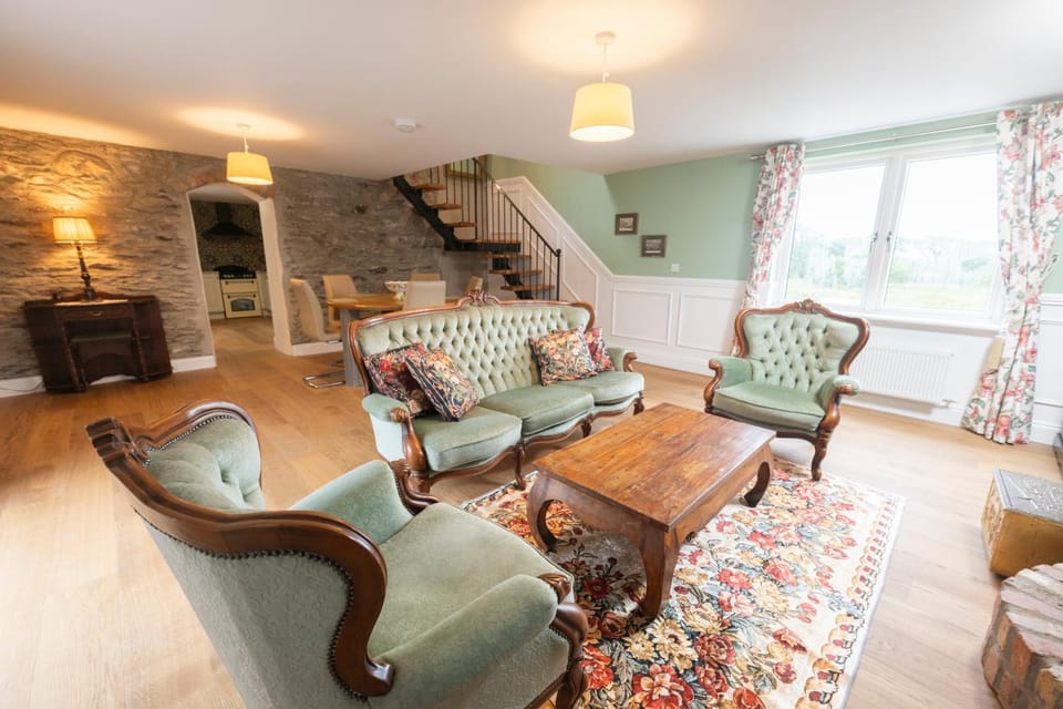 TV and multimedia, Seating area, Dining area, Mountain view, fireplace