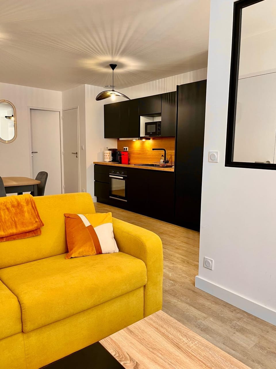 Kitchen or kitchenette, Living room, Seating area, oven, stove