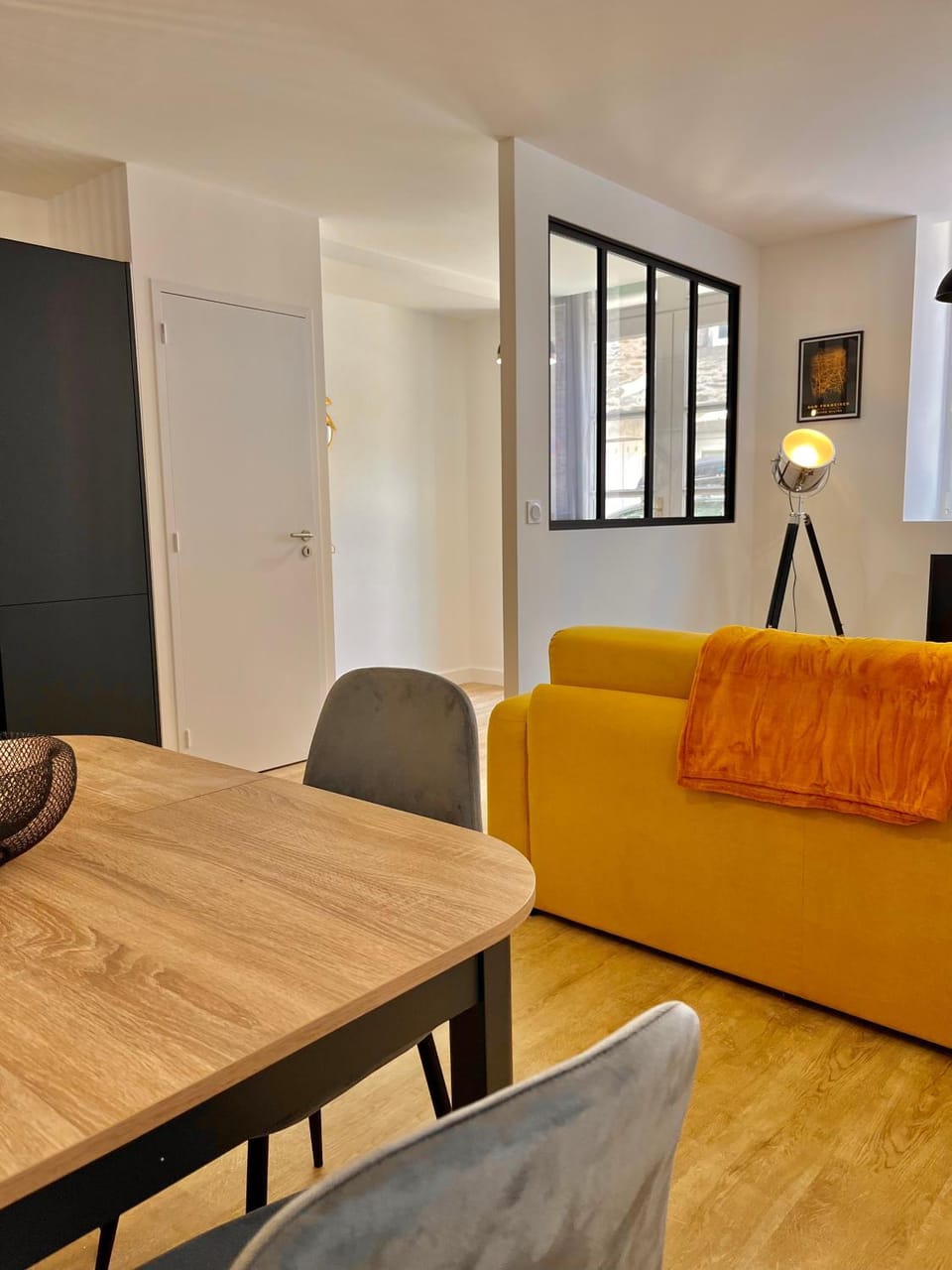 Living room, Seating area, Dining area