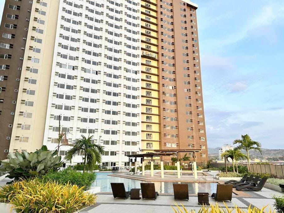 Heart of CDO Cozy Condo Wi-fi Netflix Apartment in Cagayan de Oro