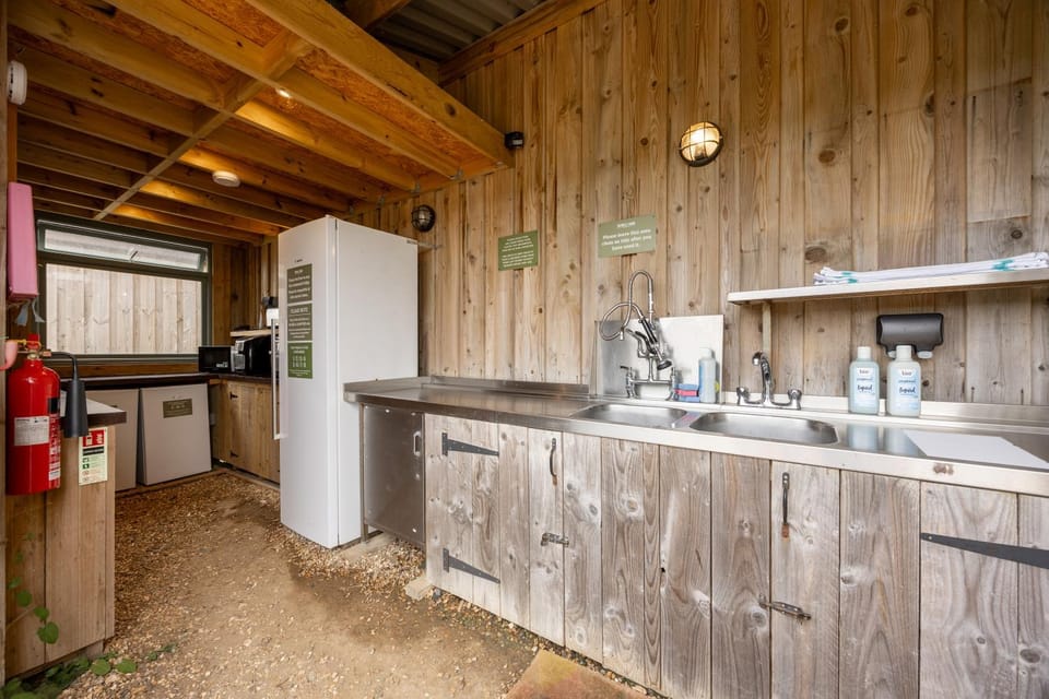 1 Swallows Nest, Camp Tapnell Chalet in England
