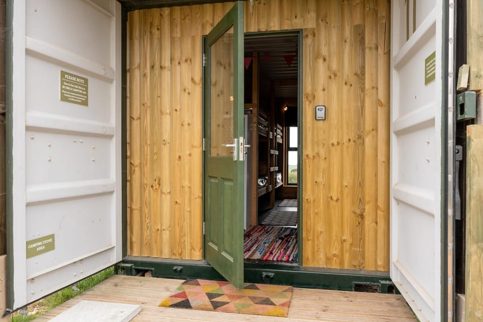 1 Swallows Nest, Camp Tapnell Chalet in England