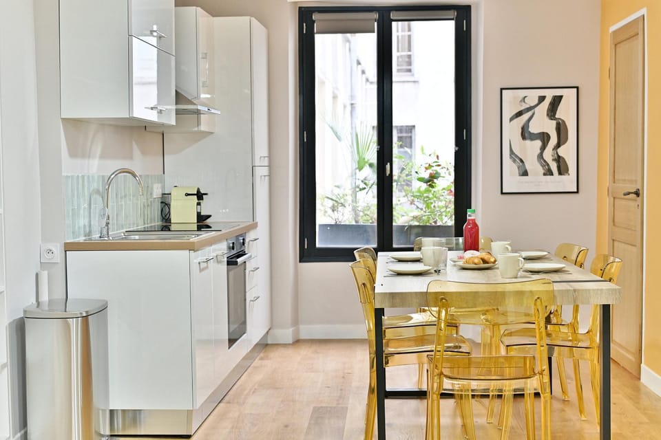 Kitchen or kitchenette, Dining area