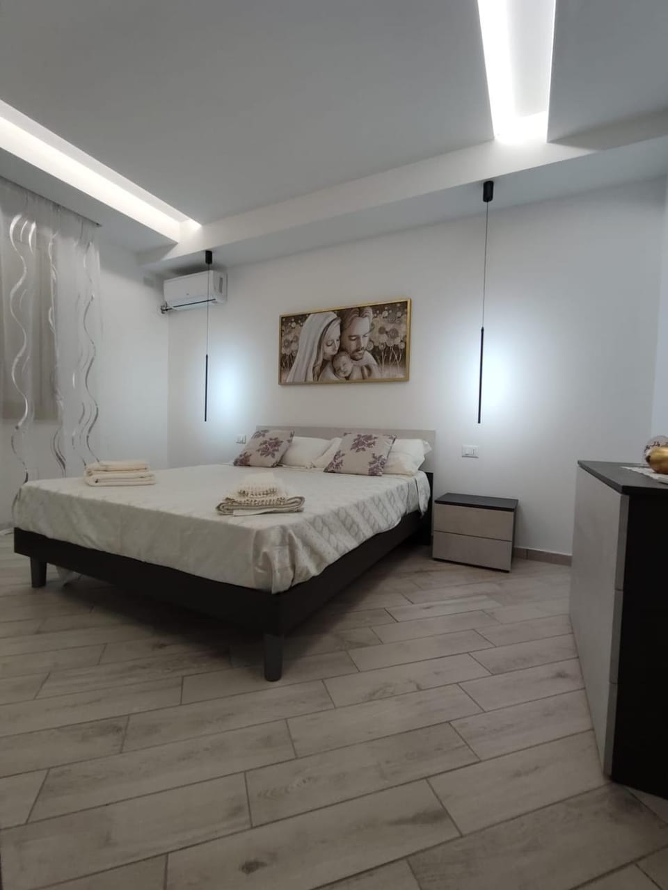 Photo of the whole room, Bedroom