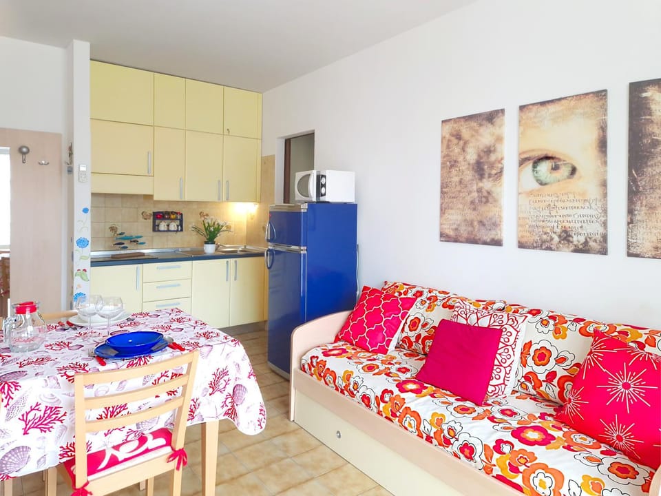 Living room, Dining area, minibar, stove